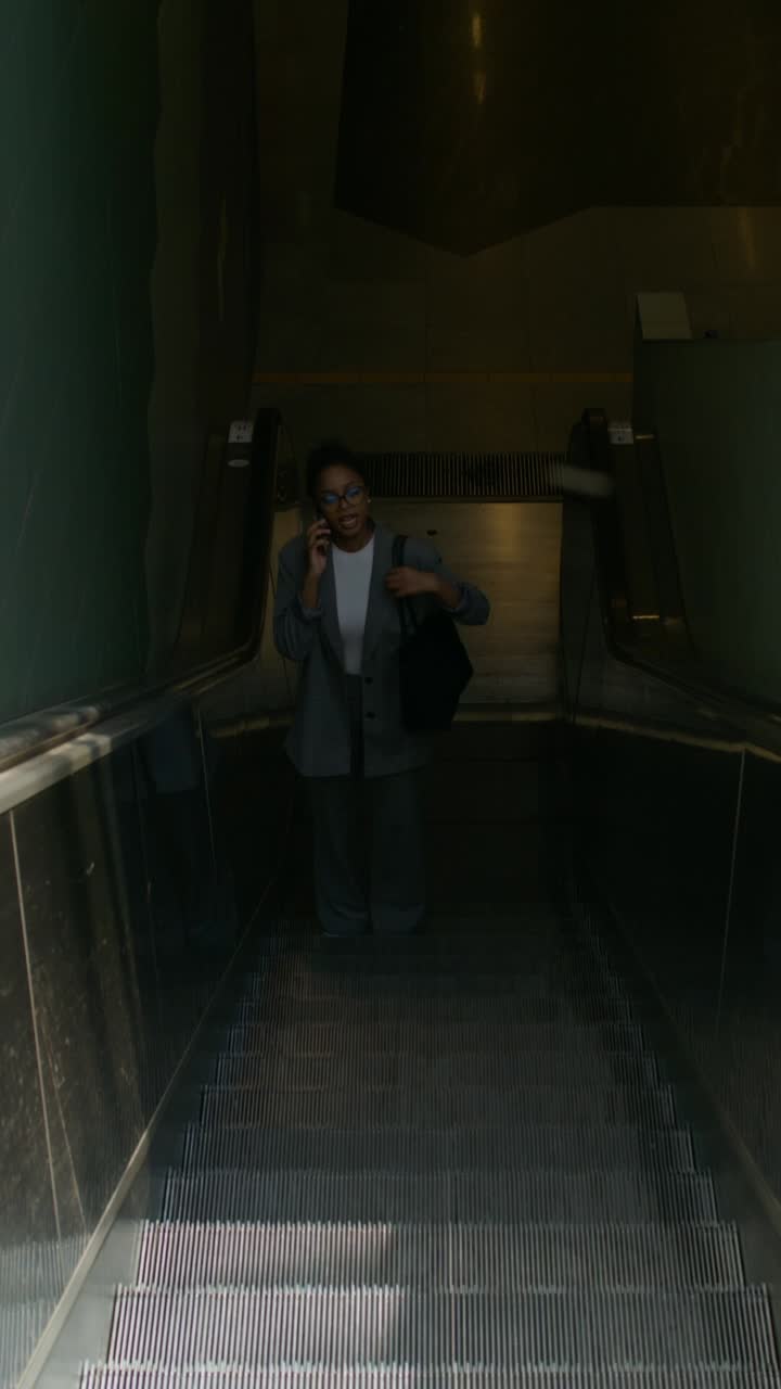 mujer en la escalera mecánica