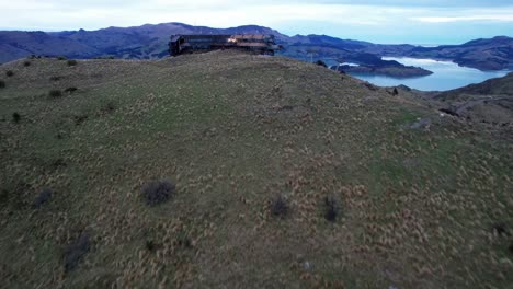 aerial que se eleva sobre el telesilla de christchurch revelando el amanecer de littelton port
