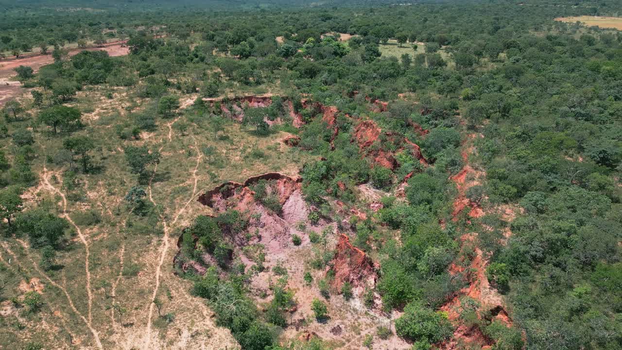 Omfattende jorderosion skærer sig ned i jorden og viser alvorlig jordforringelse og miljøskader i et skovryddet område af Brasiliens Cerrado naturreservat