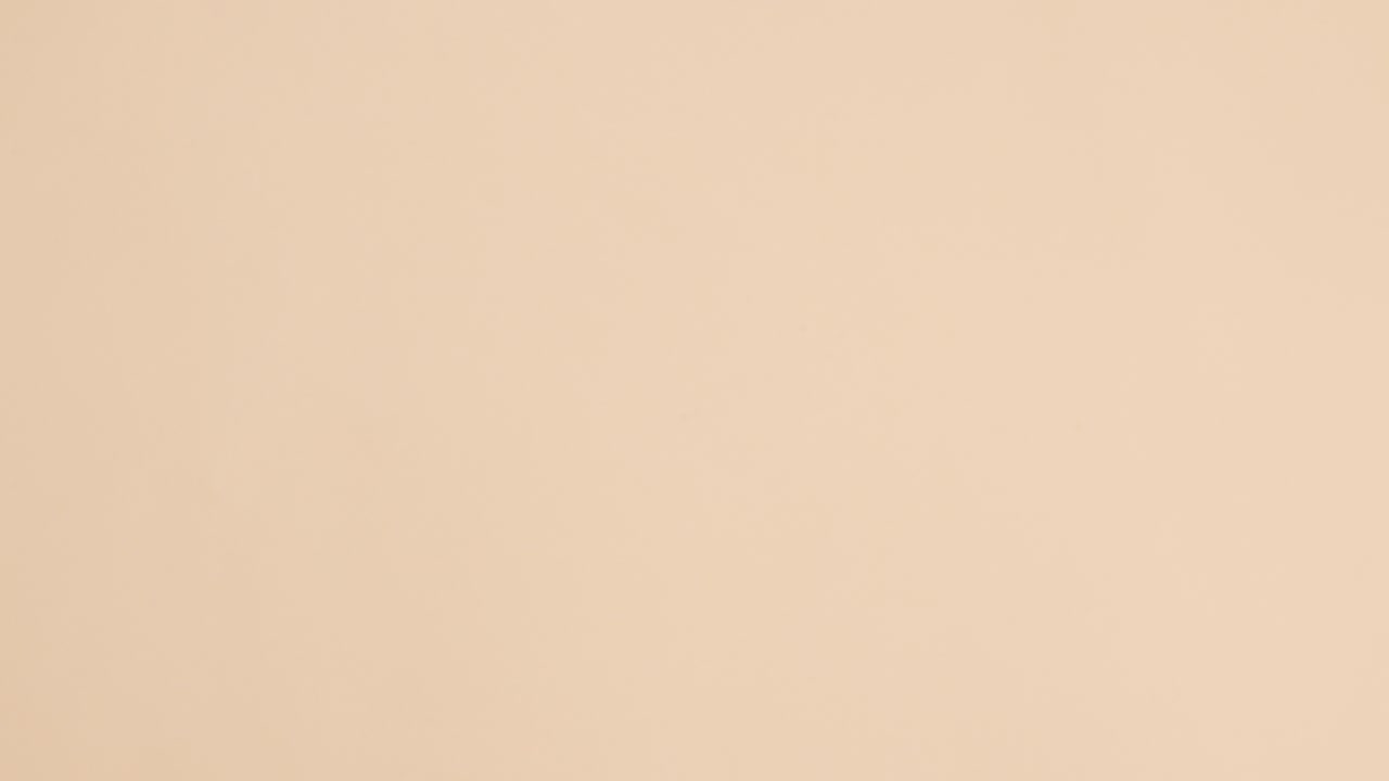 los libros antiguos de tapa dura aparecen en el lado izquierdo del fondo beige.