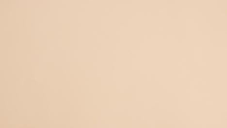 los libros antiguos de tapa dura aparecen en el lado izquierdo del fondo beige.