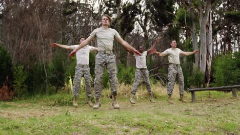 soldados militares ejercitándose en el campamento de entrenamiento 4k