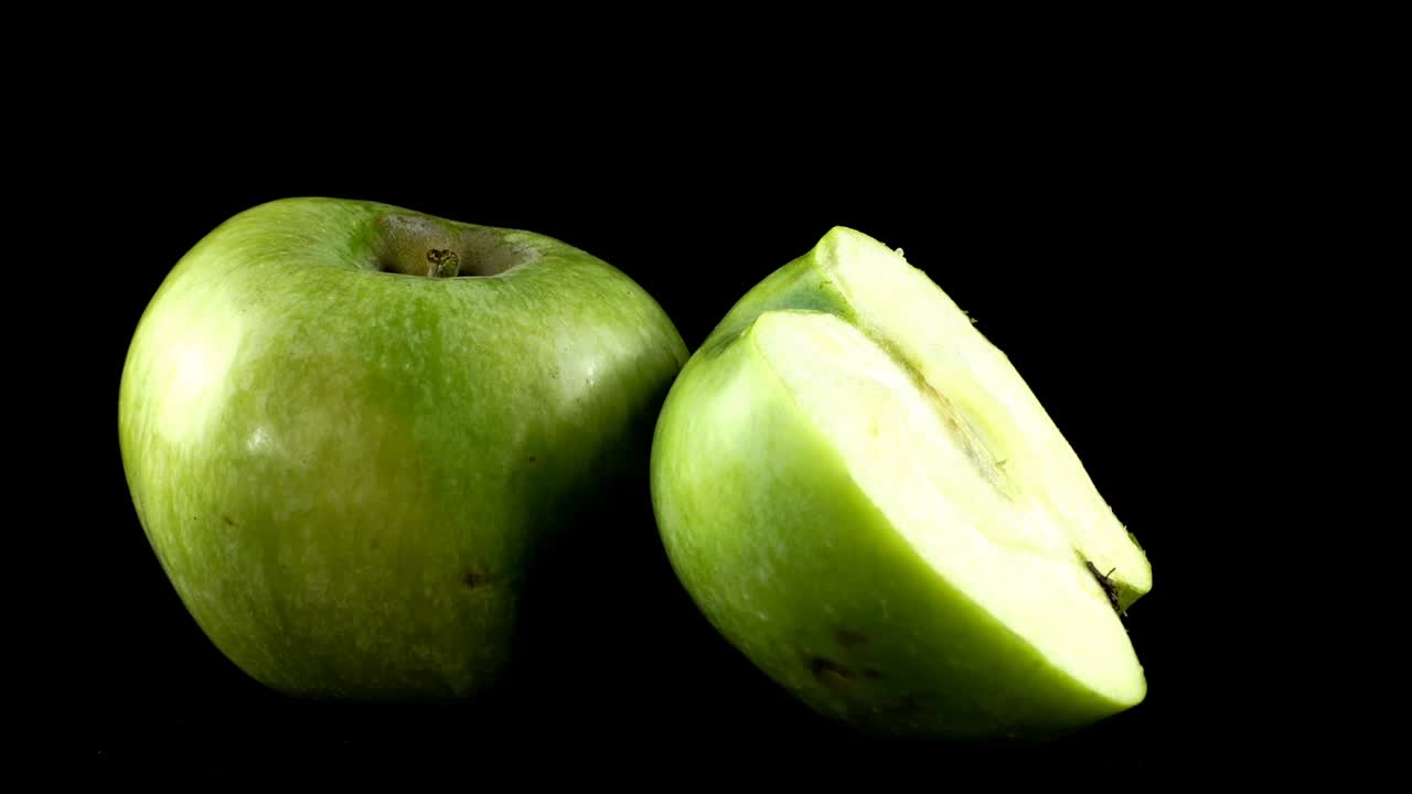 Æbler på en sort baggrund