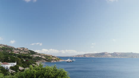 Malerische-Küste-Sardiniens-Mit-Booten-Und-Klarem-Blauen-Himmel