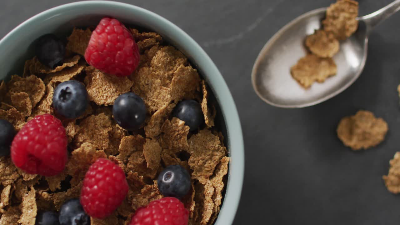 video de cereales y frutas en tazón de cerámica en la encimera de la cocina de piedra