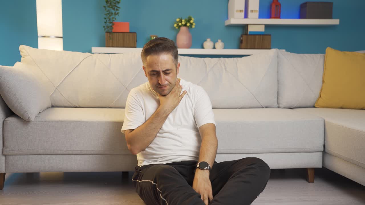 hombre enfermo toser apoyado en la pared. sin esperanza.