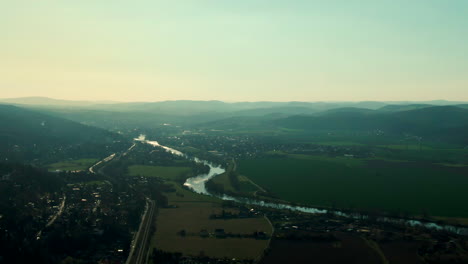 Cernosice-Drohne-Luftflug-Moldau-Bauernhöfe-Zug-Berge-Dorf