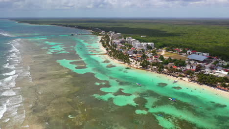 filmación cinematográfica con drones de la ciudad turística costera de mahahual mexico con olas rompiendo en el arrecife