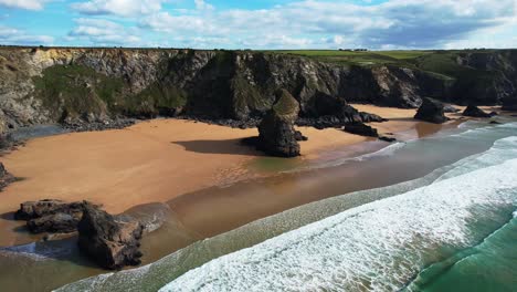 Bedruthan-Steps-Vistas-De-La-Costa-Desde-Un-Dron-Aéreo