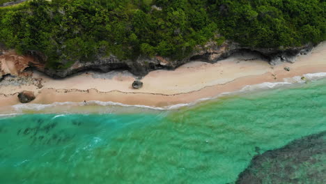 Vuelo-De-Arriba-Hacia-Abajo-Sobre-La-Tranquila-Playa-De-Pandawa,-Bali