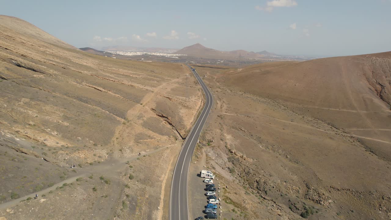 공중 전망, lanzarote, 카나리아 제도 스페인, 드론 샷의 화산 풍경에 있는 아름다운 라스 그리에타스 도로