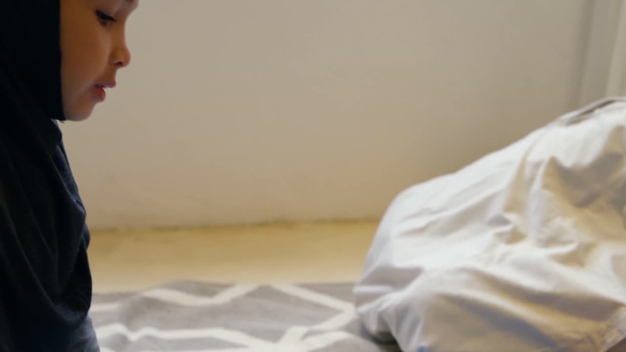 수채화 4k를 사용하는 어머니와 딸