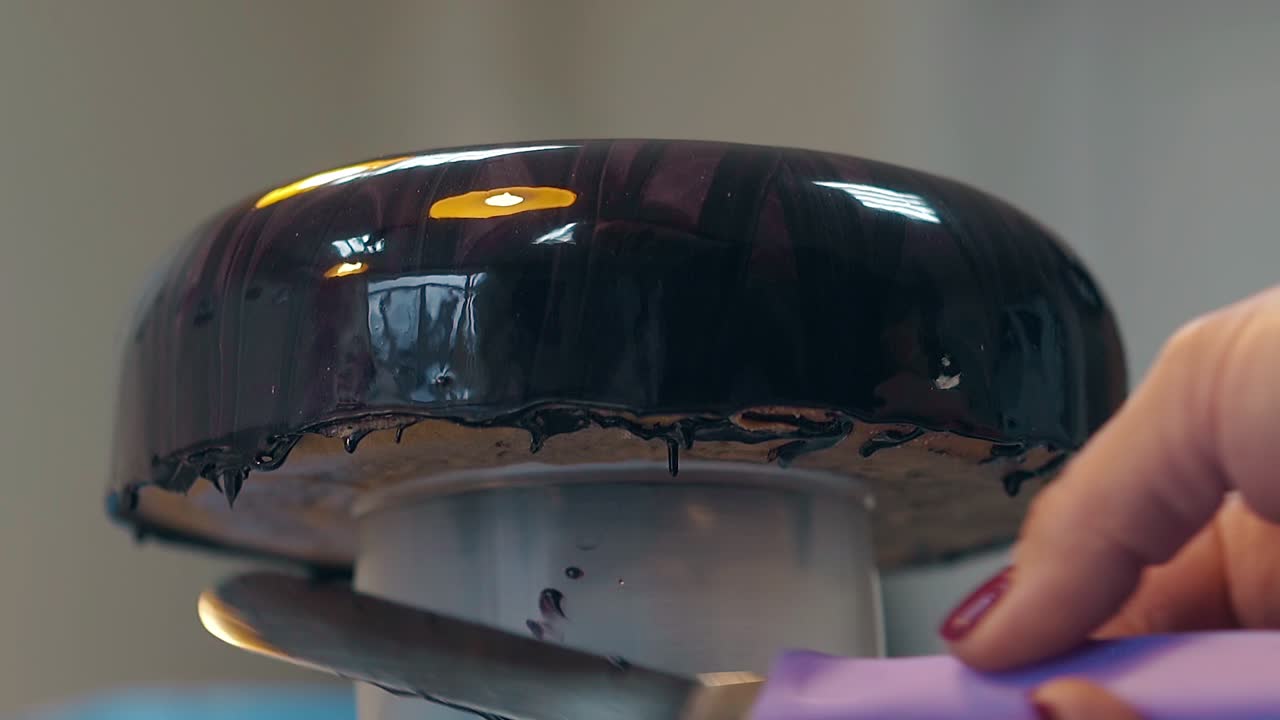 mujer endereza el esmalte y toma la rosquilla del pedestal