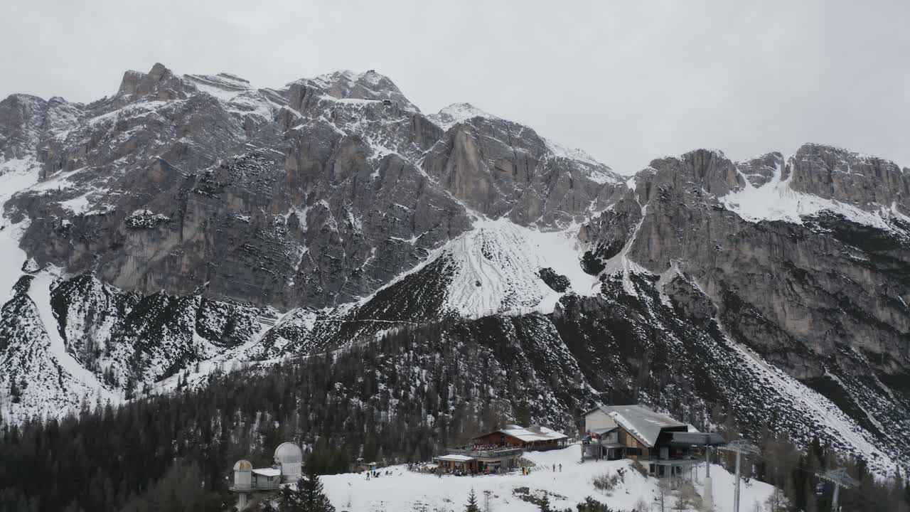 Stazione sciistica italiana coperta Col Druscie Cortina d'Ampezzo, montagne Tofane in inverno, AEREA