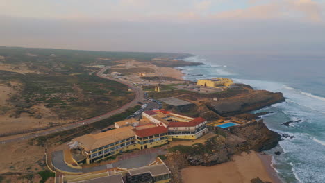 complejo residencial costero aéreo de pie en la orilla nublada del mar. complejo acogedor de lujo