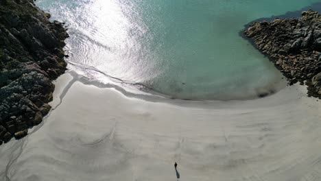 Walker-En-La-Playa-De-Arena-En-La-Isla-De-Mull,-Escocia,-Antena-De-Arriba-Hacia-Abajo