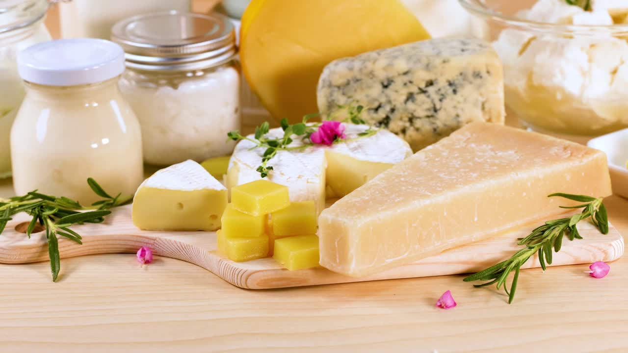 varios productos lácteos dispuestos en una superficie de madera