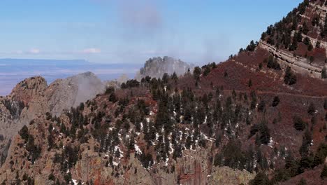 Sanfte,-Dünne-Wolken-Ziehen-über-Die-Sandia-Gipfel,-In-Der-Ferne-Ist-Albuquerque-Zu-Sehen