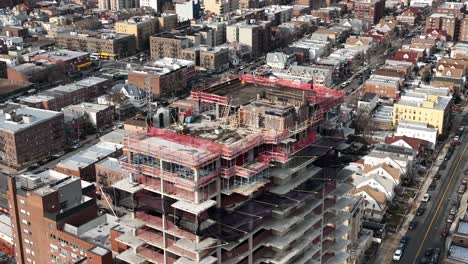 una vista de ángulo alto sobre un nuevo sitio de construcción de gran altura en brooklyn, ny