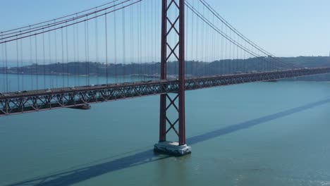 Luftdrohnenaufnahme-Der-Lissabonner-Brücke-Vom-25.-April-Und-Des-Flusses-Tejo,-In-Lissabon,-Portugal