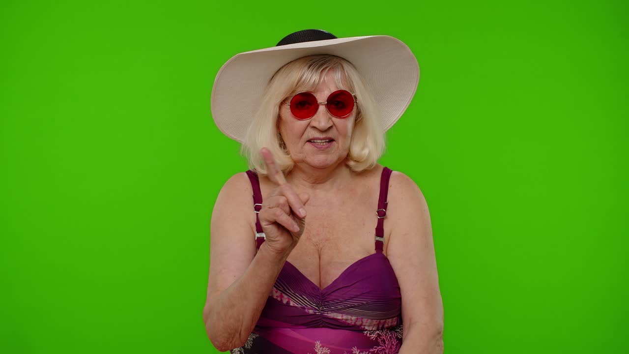 mujer madura viajero advertencia con admonición gesto de señal de dedo, diciendo no, consejo evitar el peligro