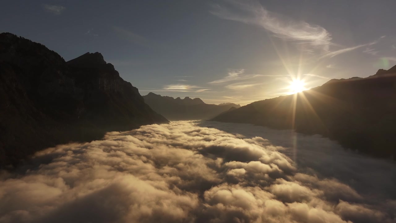 Alba sopra nuvole e montagne al Walensee, Svizzera