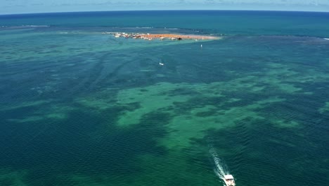 巴西的熱帶首都 - - 帕拉伊巴 (paraíba) 的紅沙島 (red sand island),在溫暖的夏天,有幾十艘遊船停靠,人們享受大海的風景.