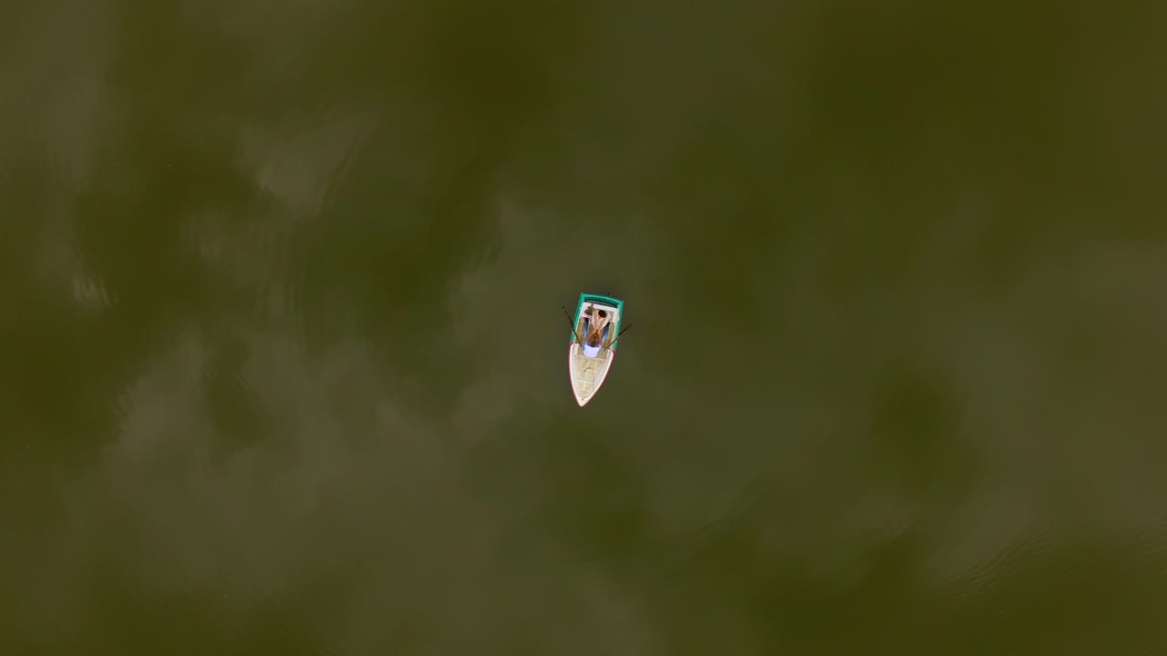 взгляд с воздуха на влюбленную пару на лодке 05