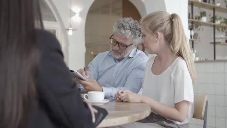 agent and customers meeting in co-working space