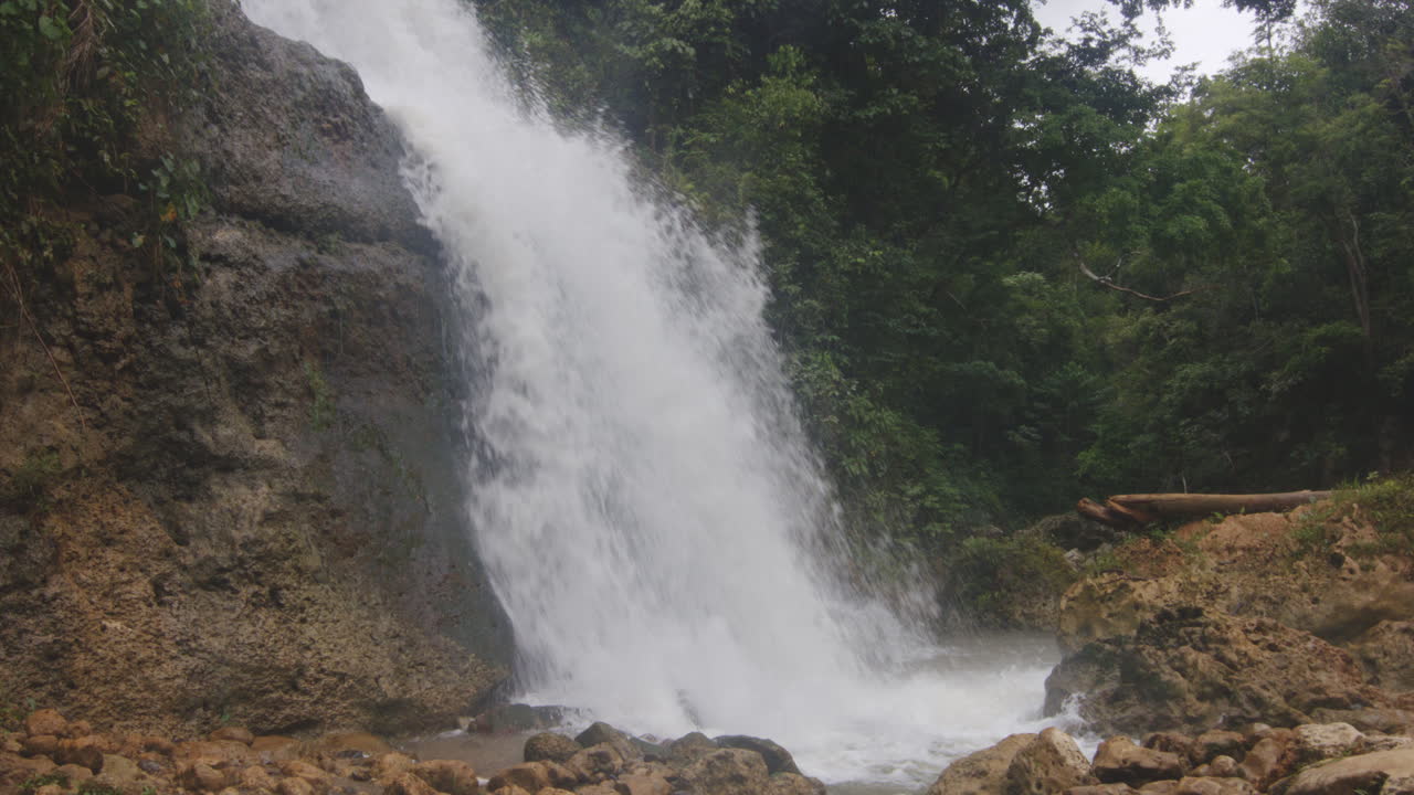 fuerte flujo de cascadas que salpican desde montañas escarpadas en primera cascada de la planta, rio tanama, puerto rico