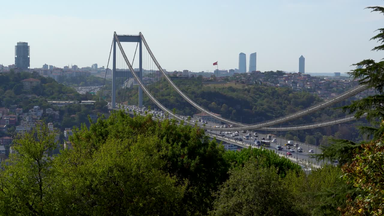 파티흐 술탄 메흐메트 다리, 보스포루스, 이스탄불, 터키, 도시 스카이라인에 많은 교통