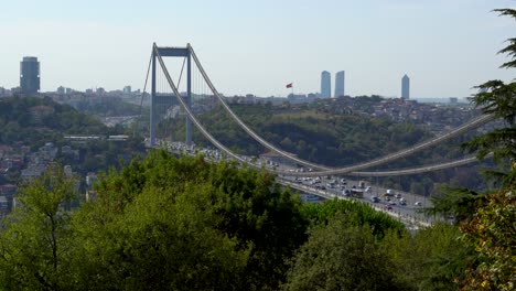 tráfico pesado en el puente fatih sultan mehmet, bósforo, estambul, turquía, horizonte de la ciudad