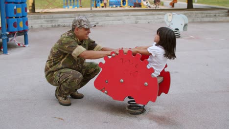 Militärvater-Spielt-Mit-Aktivem-Kind-Im-Freien