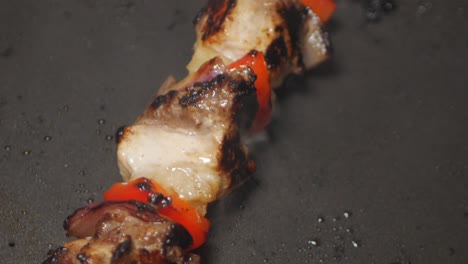 Brocheta-De-Carne-Y-Verduras-Cocinadas-En-Una-Sartén-Negra-Con-Aceite-De-Cacahuete