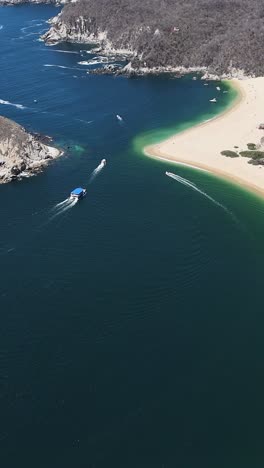 Vertical-aerial-view-of-Cacaluta-Bay-in-Oaxaca,-Mexico