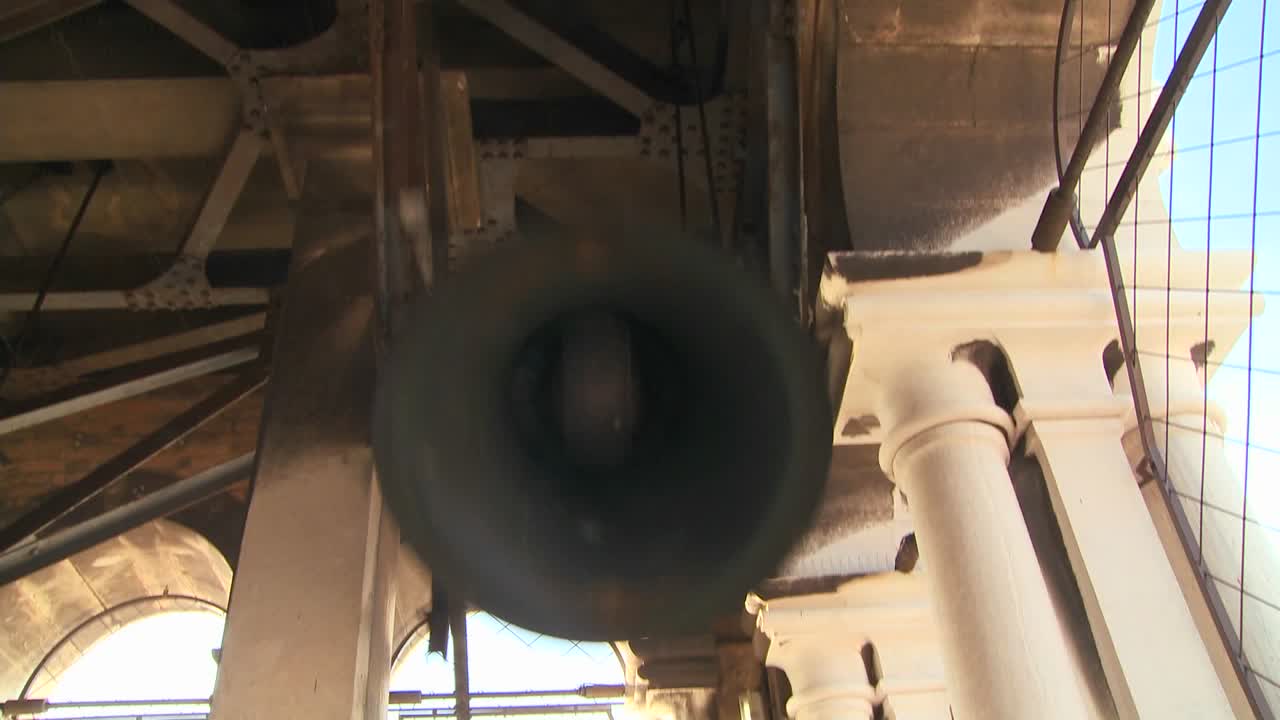 Le campane della chiesa rintoccano sulla terra 3