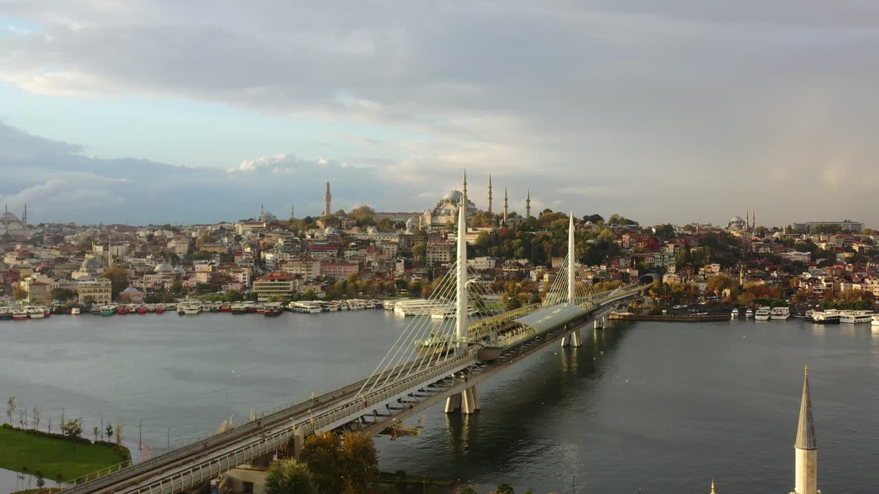 drone aéreo de una mañana nublada de amanecer en estambul turquía mientras las gaviotas vuelan a través del puente de metro halic y el río bósforo