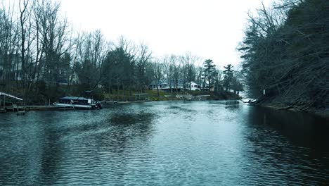 Río-Lento-Volar-Sobre-El-Parque-Del-Puerto-Del-Lago