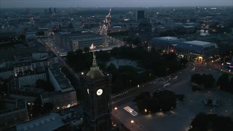 Toma-Aérea-Nocturna-Del-Ayuntamiento-De-Berlín-En-Alexanderplatz-Alemania