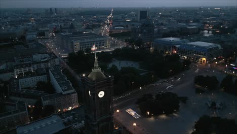 fotografía aérea nocturna del ayuntamiento de berlín en alexanderplatz, alemania