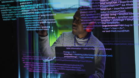 animación de procesamiento de datos sobre ingeniero afroamericano con computadora portátil trabajando en la sala de servidores