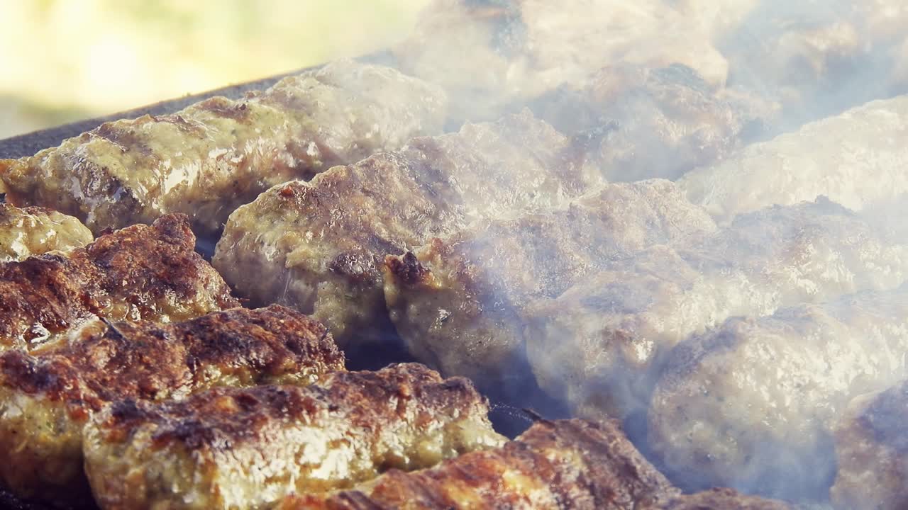 Deliziosa carne grigliata assortita, vista dall'alto, salsicce, pollo, maiale
