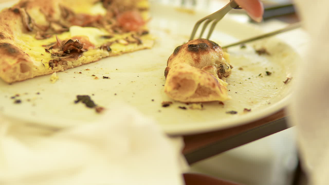 레스토랑에서 피자를 먹는 사람