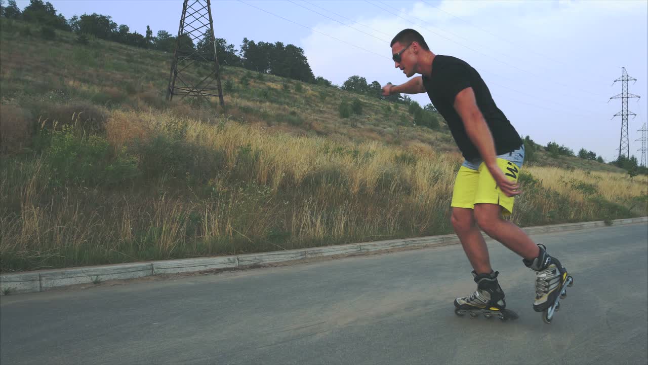hombre patinando en una carretera