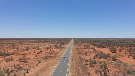 Coches-Circulando-Por-Una-Carretera-Larga-Y-Recta-En-Medio-Del-Desierto---Parque-Nacional-Uluru-kata-Tjuta-En-El-Territorio-Del-Norte,-Australia