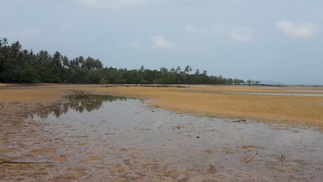 Luftaufnahme-Eines-Tiefflugs-über-Dem-Strand-Von-Ao-Tan-Bei-Ebbe-Auf-Koh-Mak