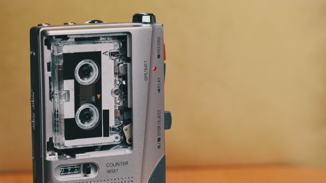 grabador de cinta retro portátil con sonido de micro casete en fondo amarillo