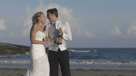 una feliz pareja de novias abriendo los tapones