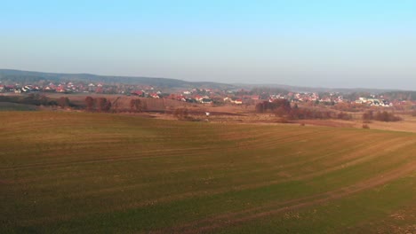 Dron-Volando-Sobre-La-Campiña-Polaca-Tomada-Desde-Otro-Dron