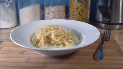 toma en cámara lenta de pasta que se sirve en un bol